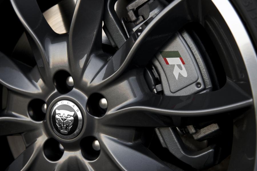  Jaguar XF BlackPack 2010 года  (UK) (фото 2 из 17)
